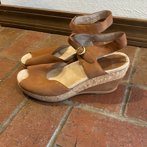 Dansko Womens Charlotte Camel Milled Nubuck Wedge - Picture 2 of 8